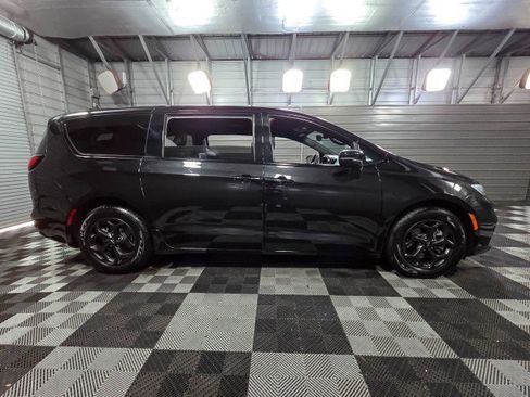 Used 2023 Chrysler Pacifica Touring-L w/ S Appearance Package FWD image 9