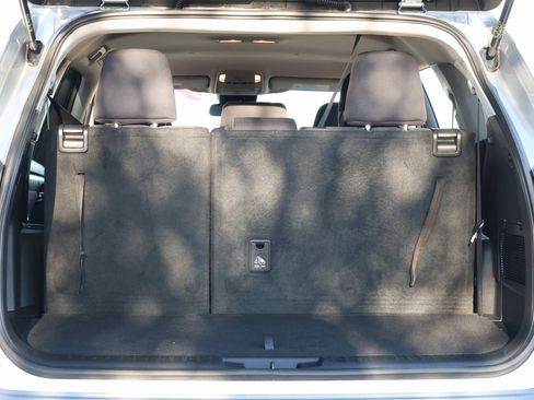 Used 2021 Toyota Highlander L image 35