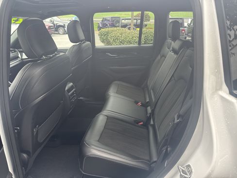 Used 2023 Jeep Grand Cherokee Altitude image 13