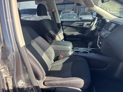 Used 2019 Nissan Pathfinder SV image 11