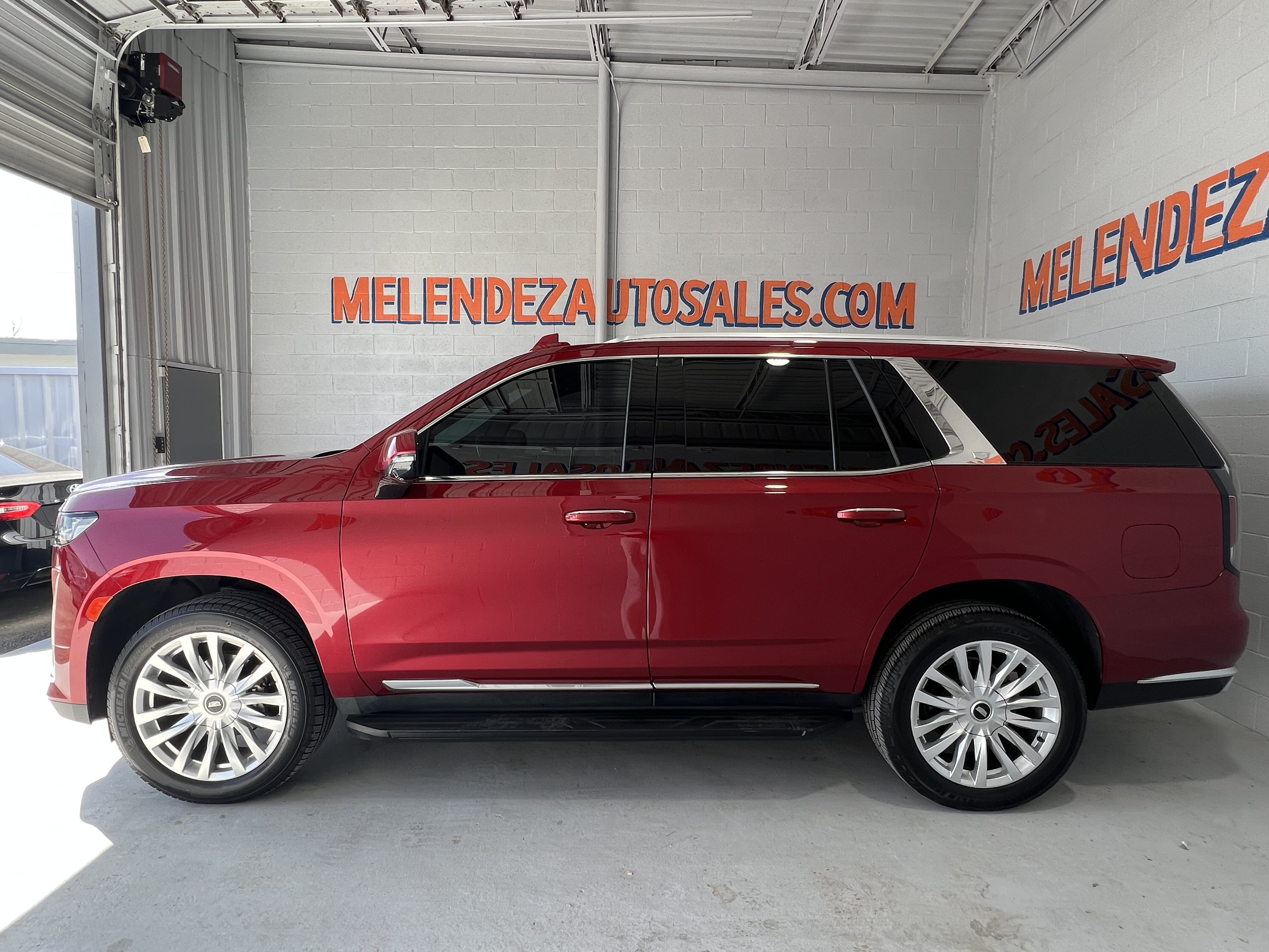 Used 2023 Cadillac Escalade Luxury RWD image 2