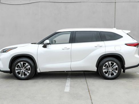 Used 2021 Toyota Highlander XLE image 11