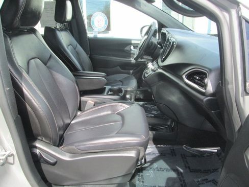 Used 2025 Chrysler Pacifica Select FWD image 15