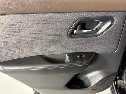 Used 2023 Nissan Rogue SV image 32