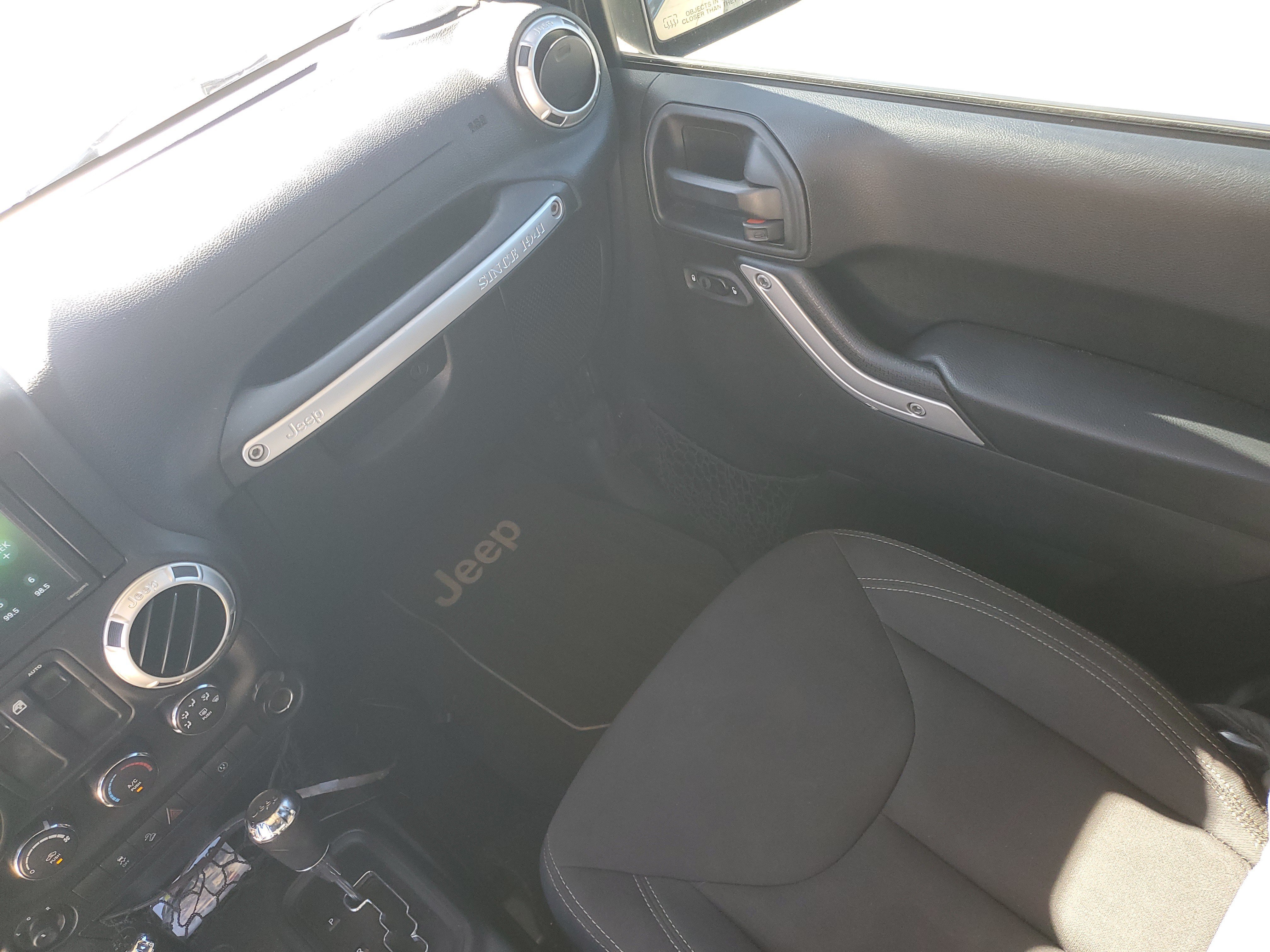 Used 2017 Jeep Wrangler Sahara w/ Connectivity Group AWD/4WD image 29