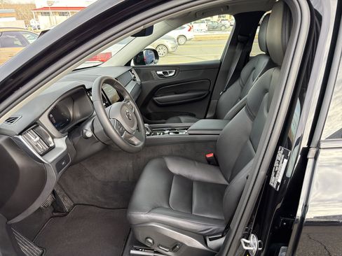 Certified 2025 Volvo XC60 B5 Core image 6