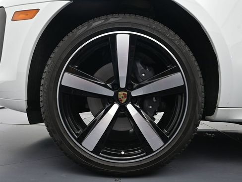 Certified 2026 Porsche Macan AWD/4WD image 26