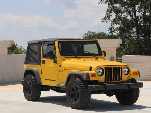 Used 2004 Jeep Wrangler X w/ Convenience Group AWD/4WD image 4