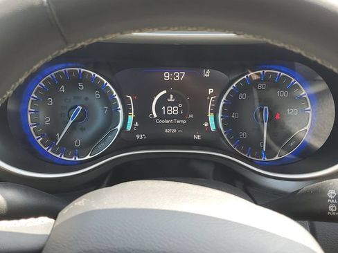 Used 2023 Chrysler Pacifica Touring-L FWD image 20