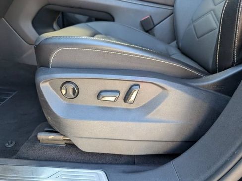 Used 2025 Volkswagen Atlas SE FWD image 18