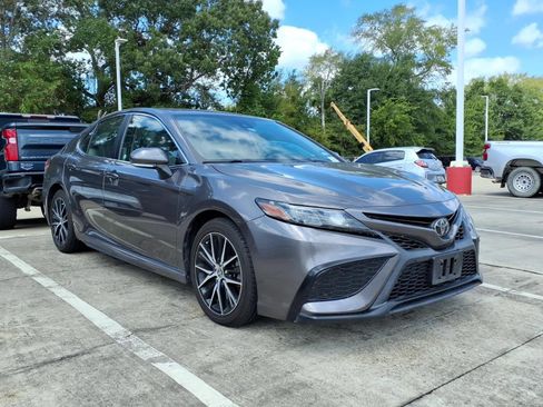 Used 2022 Toyota Camry SE FWD image 1