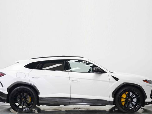 Used 2021 Lamborghini Urus image 2