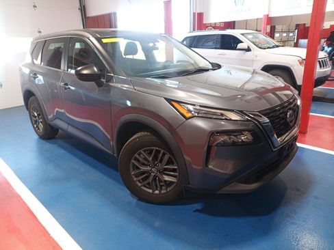 Used 2022 Nissan Rogue S FWD image 2
