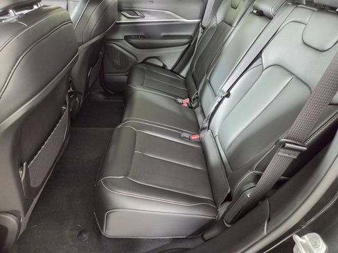 Used 2024 Jeep Grand Cherokee Limited w/ Luxury Tech Group II RWD image 18