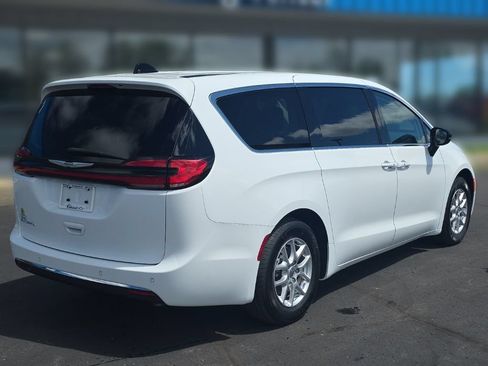 Used 2024 Chrysler Pacifica Touring-L FWD image 7