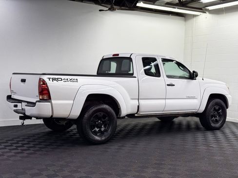 Used 2015 Toyota Tacoma 4x4 Access Cab V6 image 2