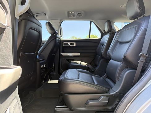 Used 2020 Ford Explorer XLT w/ Equipment Group 202A AWD/4WD image 17