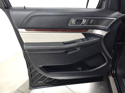 Used 2018 Ford Explorer Platinum image 15