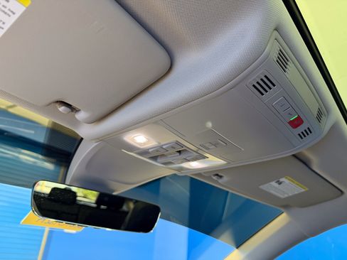 Used 2024 Volkswagen Tiguan SE w/ Panoramic Sunroof Package FWD image 23