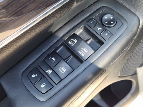 Used 2018 Jeep Grand Cherokee Overland image 32