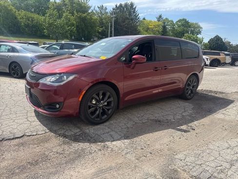 Used 2019 Chrysler Pacifica Touring Plus w/ S Appearance Package FWD image 2