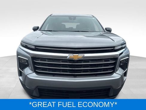 Used 2025 Chevrolet Traverse LT FWD image 3