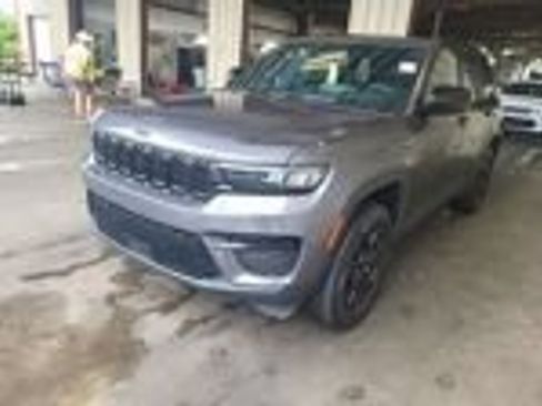 Used 2024 Jeep Grand Cherokee Altitude AWD/4WD image 2