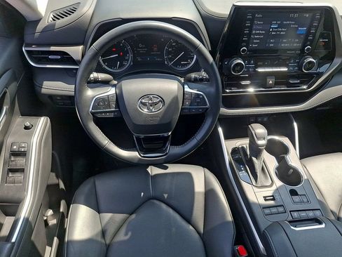 Used 2021 Toyota Highlander XLE AWD/4WD image 12