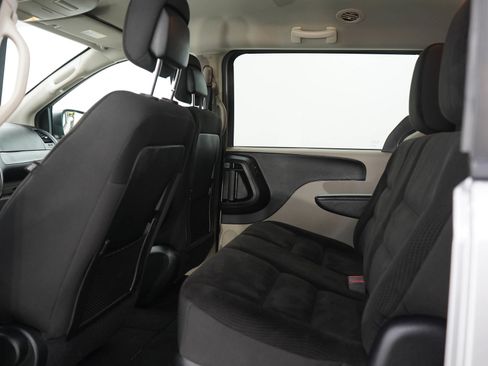 Used 2019 Dodge Grand Caravan SE FWD image 18