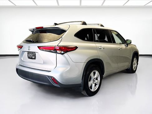 Used 2022 Toyota Highlander LE image 4