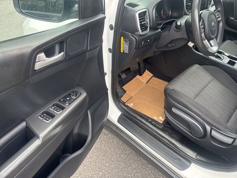 Used 2020 Kia Sportage LX image 12