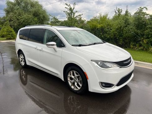 Used 2019 Chrysler Pacifica Limited FWD image 3