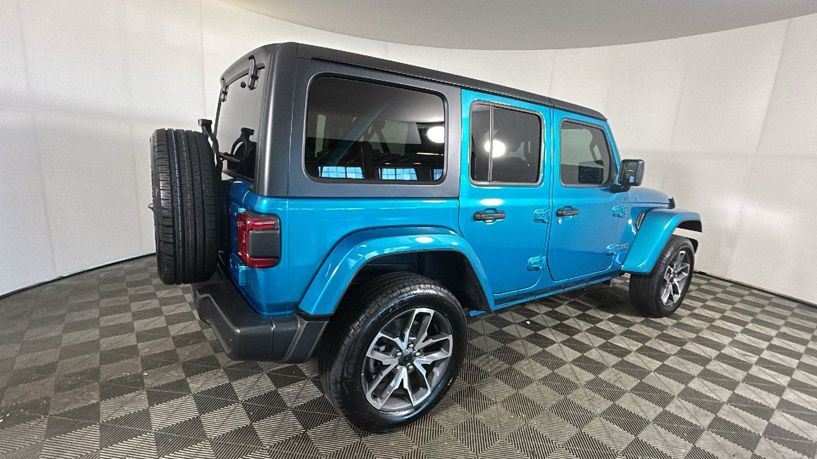 Used 2024 Jeep Wrangler Unlimited w/ Convenience Group AWD/4WD image 3