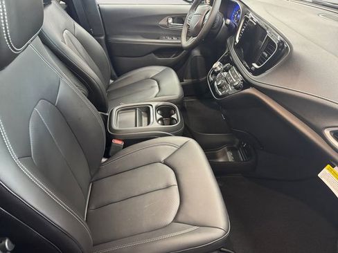 Used 2027 Chrysler Pacifica Select AWD/4WD image 4