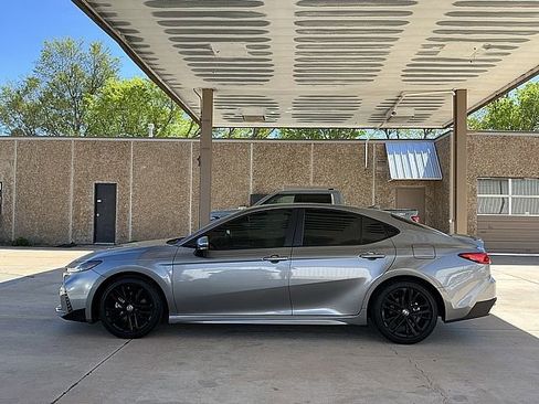 Used 2025 Toyota Camry SE w/ Convenience Package image 8