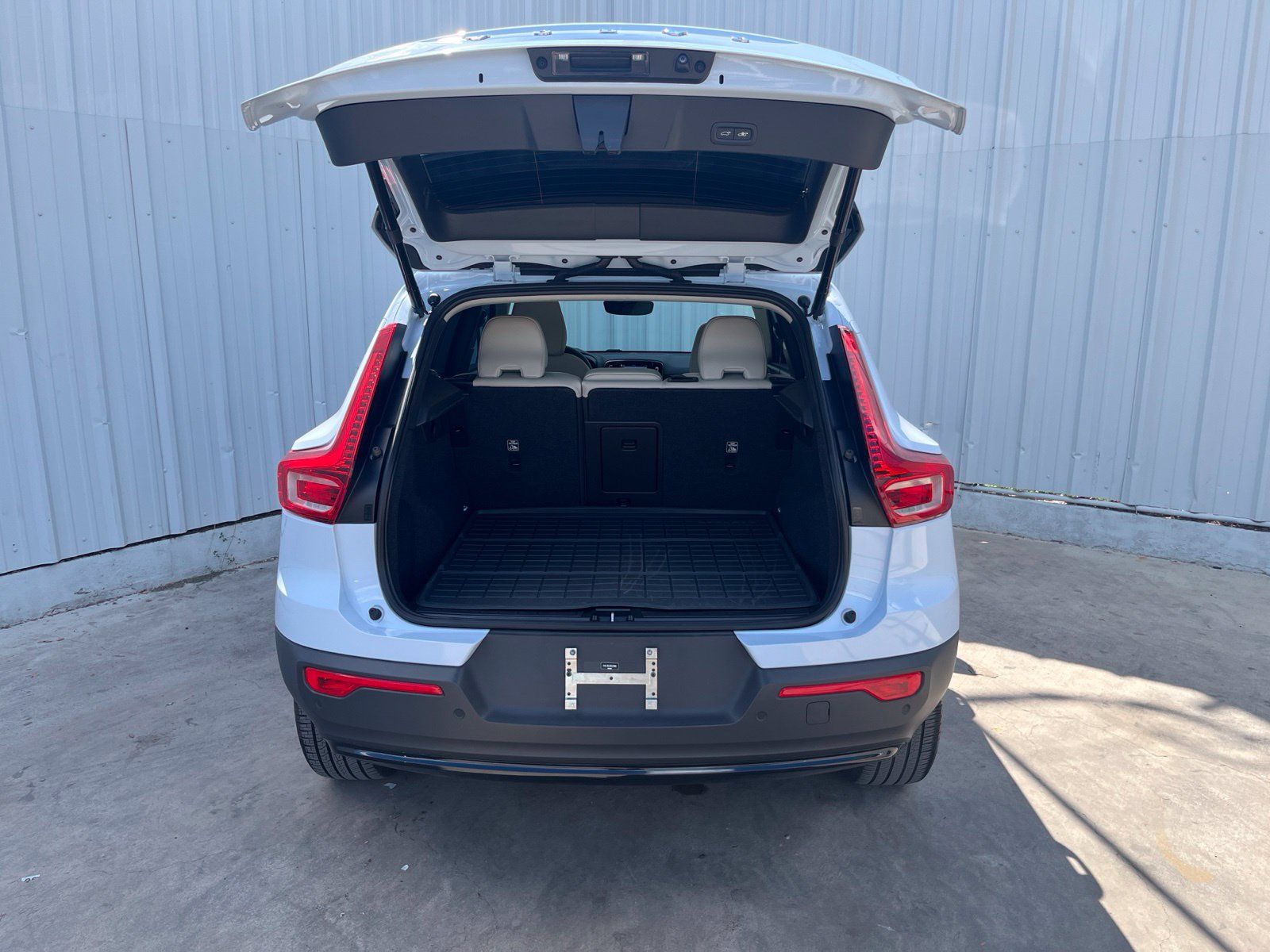 Used 2024 Volvo XC40 B5 Plus w/ Protection Package Premier AWD/4WD image 8