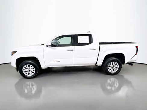 Used 2025 Toyota Tacoma SR5 image 9