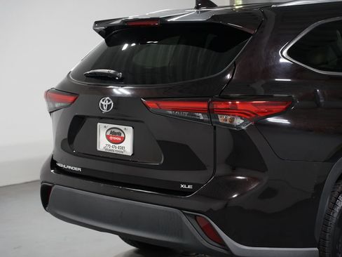 Certified 2021 Toyota Highlander XLE FWD image 9