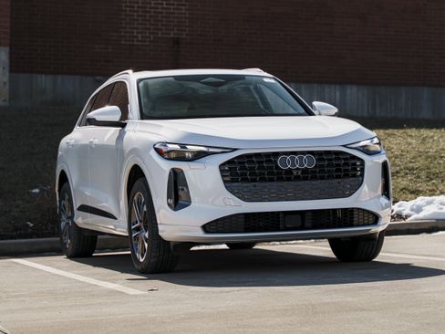 Certified 2025 Audi Q5 Premium w/ Convenience Package image 1