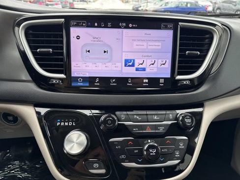 Used 2024 Chrysler Pacifica Touring-L FWD image 5