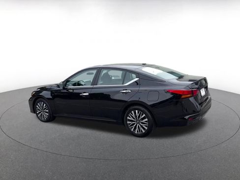 Used 2025 Nissan Altima 2.5 SV FWD image 10