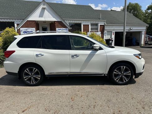 Used 2018 Nissan Pathfinder Platinum AWD/4WD image 9