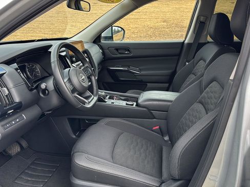 Used 2025 Nissan Pathfinder SV image 8