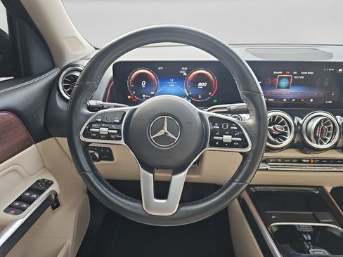 Used 2023 Mercedes-Benz GLB 250 4MATIC w/ Premium Package image 11