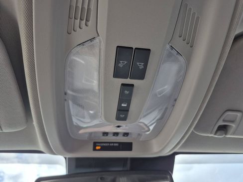 Used 2017 Chevrolet Equinox Premier w/ Enhanced Convenience Package FWD image 4