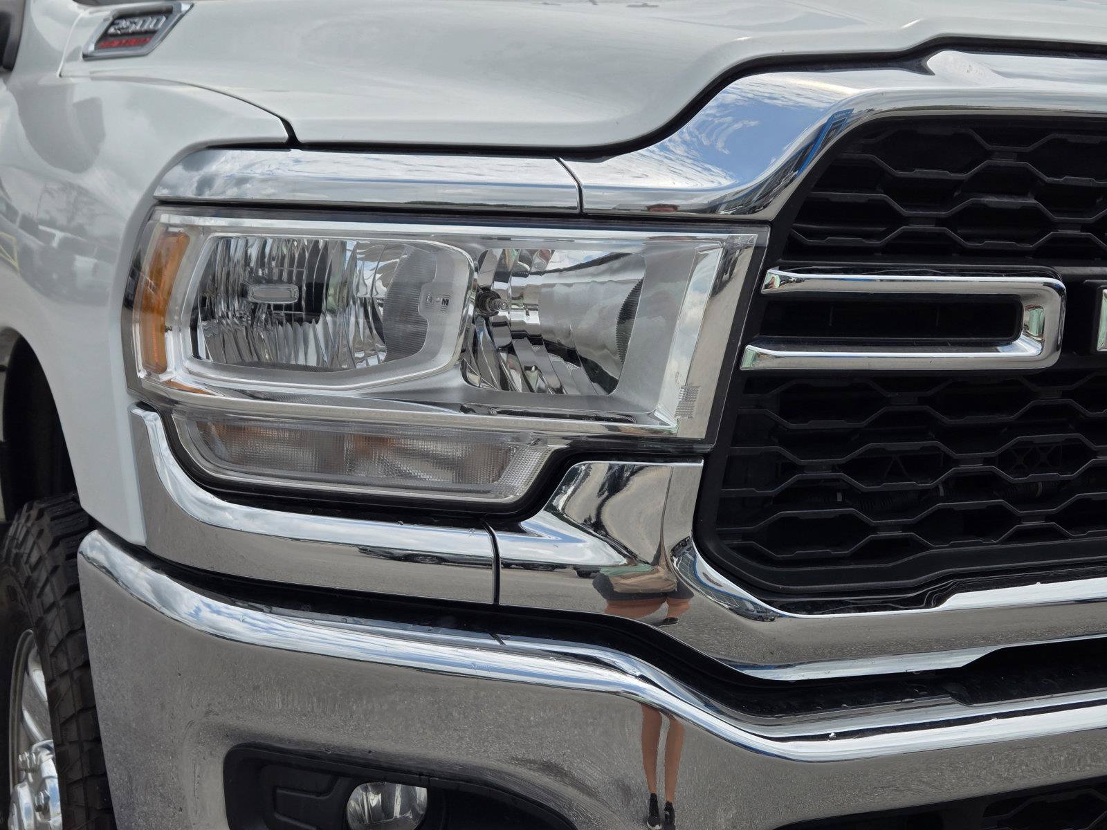 Used 2022 RAM 2500 Tradesman w/ Chrome Appearance Group AWD/4WD image 3
