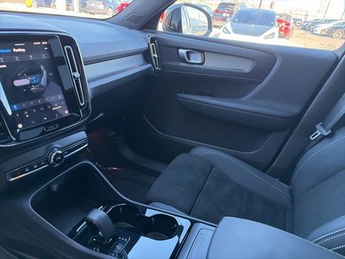 Used 2022 Volvo XC40 P8 Recharge Plus image 24