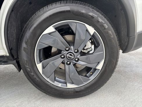 Used 2025 Nissan Rogue SV FWD image 32