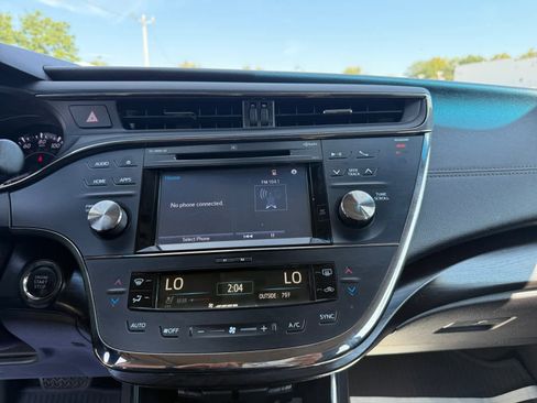 Used 2018 Toyota Avalon Limited image 29