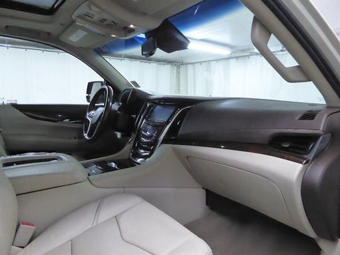 Used 2016 Cadillac Escalade Luxury AWD/4WD image 22